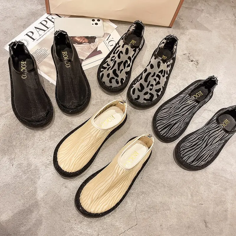 

Новые модные летние туфли из сетчатого материала; Полосатые туфли на плоской мягкой подошве; Стразы; Сандалии с круглым носком на молнии сза...