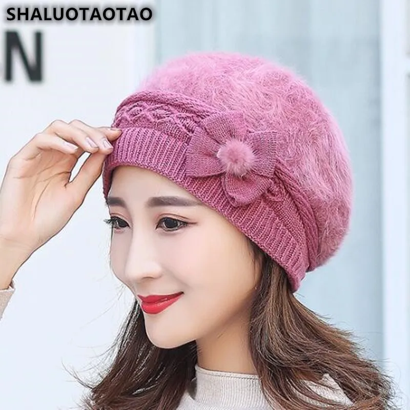 

Новая женская зимняя шапка, теплая бархатная вязаная шапка, береты, модные украшения с цветами, защитные уши, брендовые кепки, облегающие ша...