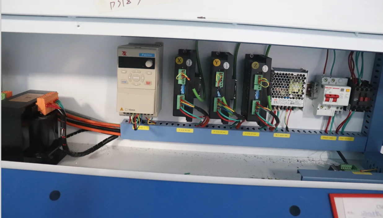 Фрезерный станок 3D CNC с заводской ценой 6090 6012 9012 1212 для гравировки дерева, ПВХ и металла с высокой точностью фрезерования.