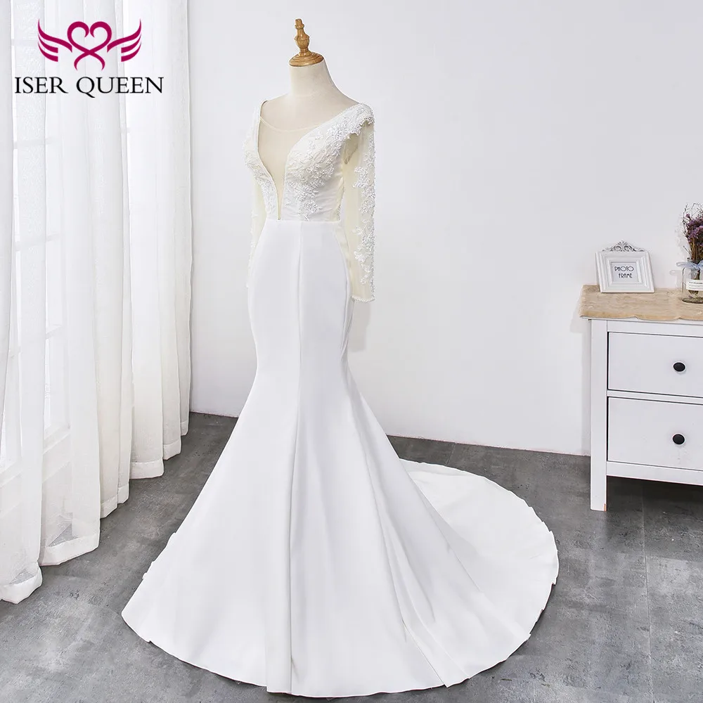 Женское атласное платье с вышивкой белое длинным рукавом и V-образным вырезом |