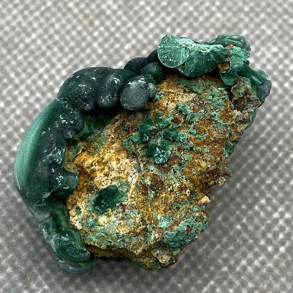 

Natural green malachite ornamental stone specimens come from China
