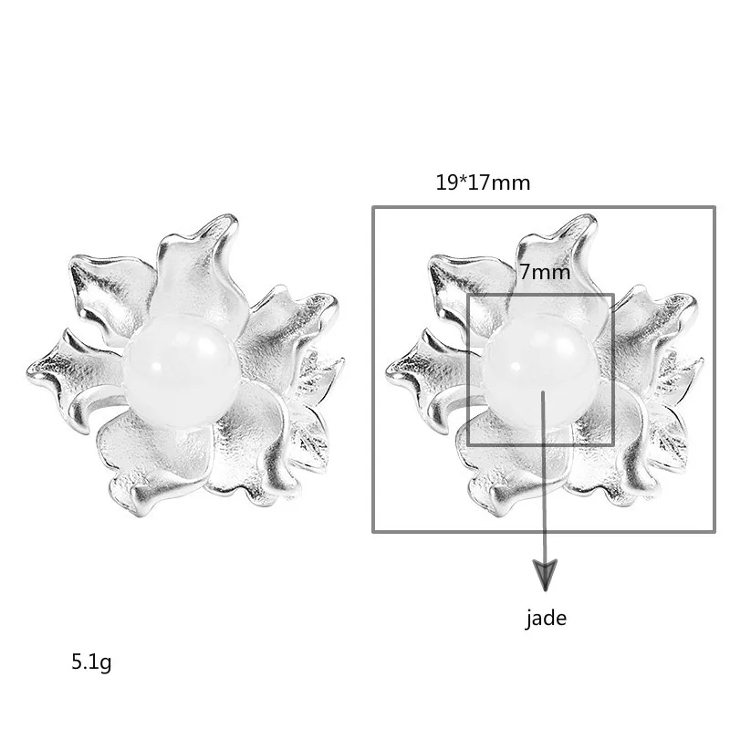 Женские серьги-гвоздики из серебра 100% пробы с белыми нефритовыми цветами |