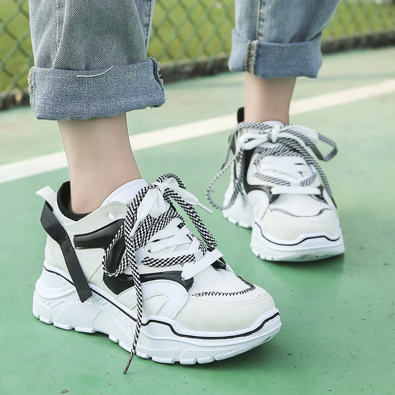 Женские повседневные кроссовки белые из флока на платформе со шнуровкой