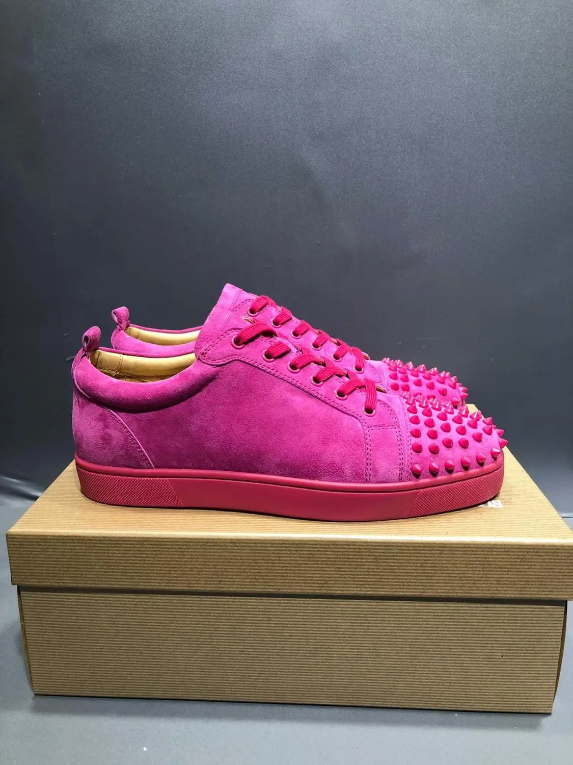 

Low Top Red bottom Rose Suede Leather Sports Shoes Men Casual Flats Loafers Sharp Rivets Runway Outdoor Sneakers Mens Flats 2020
