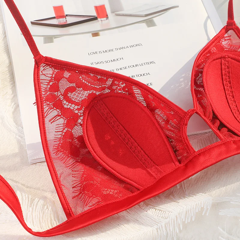 Комплект женского кружевного нижнего белья с тонким треугольным бюстгальтером