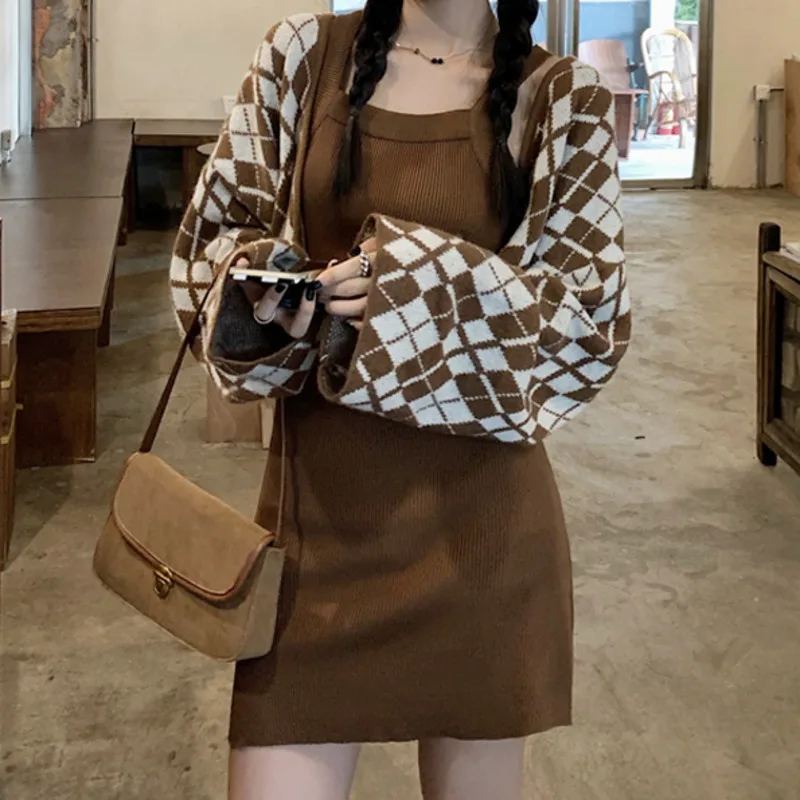 

Женский модный костюм весна-осень 2021 Новинка свитер пальто вязаная юбка на бретелях сетчатый красный комплект из двух предметов