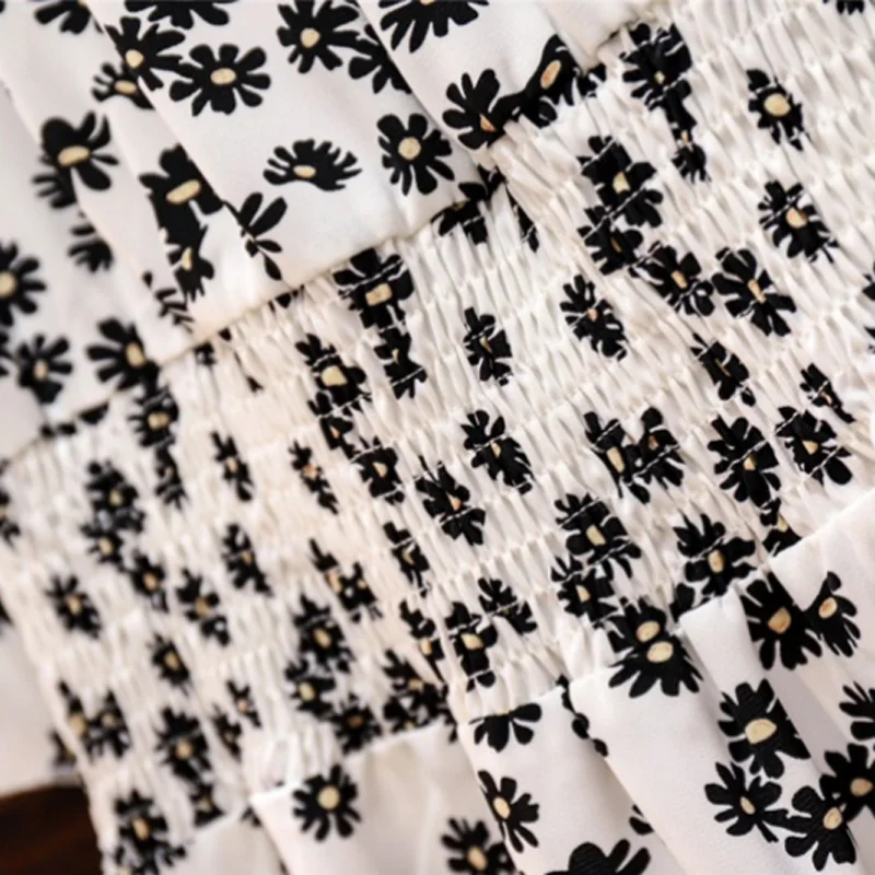 Женское мини платье с оборками и открытыми плечами летнее черное белое ромашками