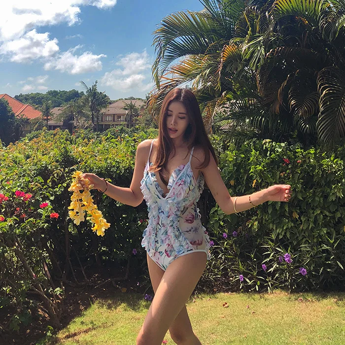 Женский слитный купальник с принтом и оборками |