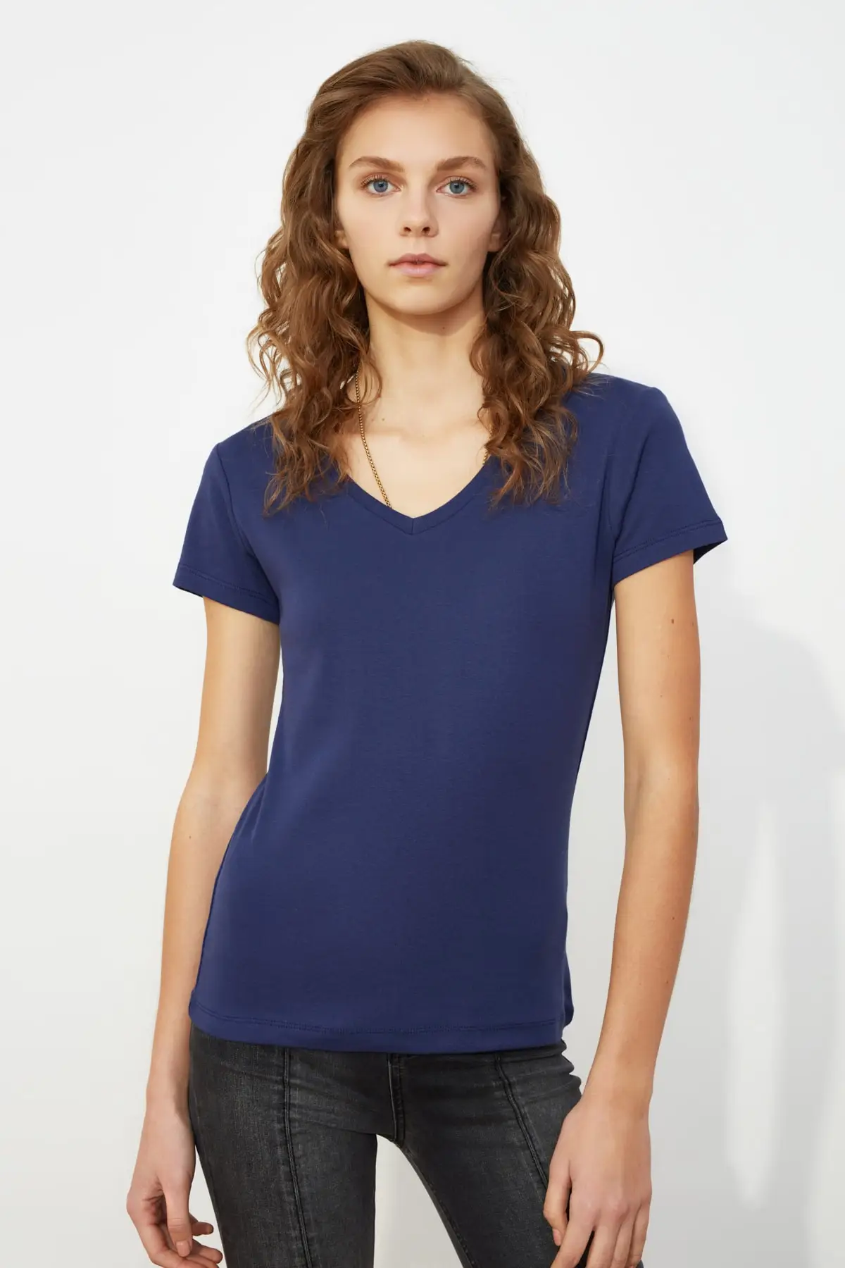 Облегающая трикотажная футболка из 100% хлопка с треугольным вырезом