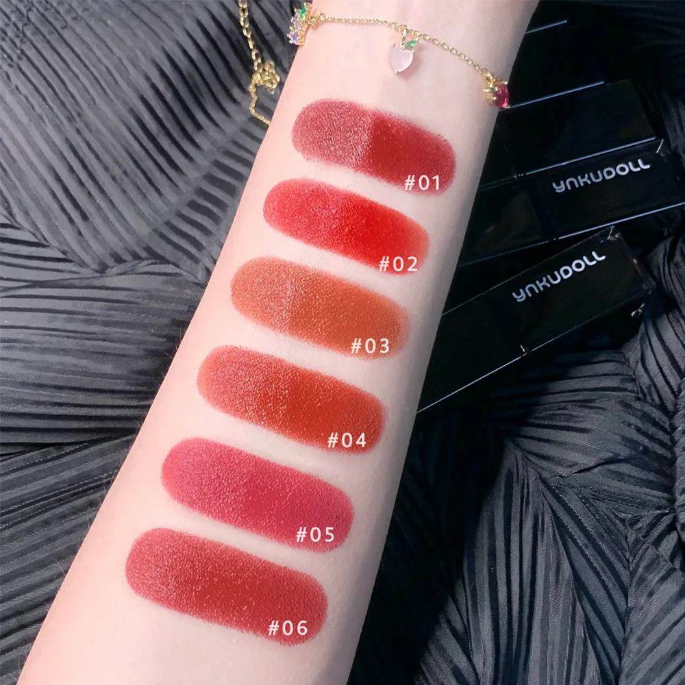 Маленькая черная туба зеркальная помада не тускнеет чистый красный один и тот же