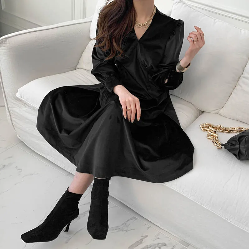 

One-Piece Women Velvet Dress Vintage V-Neck 2021 Spring Ladies Vestidos Femme Elegant Loose Long Sleeve A-Line Mid-Calf Dress