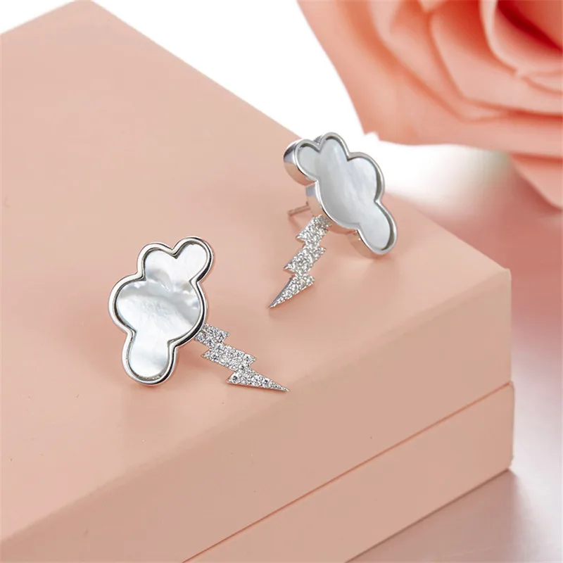 Женские серьги гвоздики из серебра 925 пробы с элементами неба и