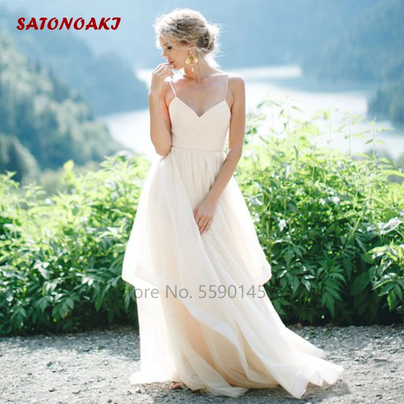 Пляжное свадебное платье с V образным вырезом а силуэт со складками в стиле бохо