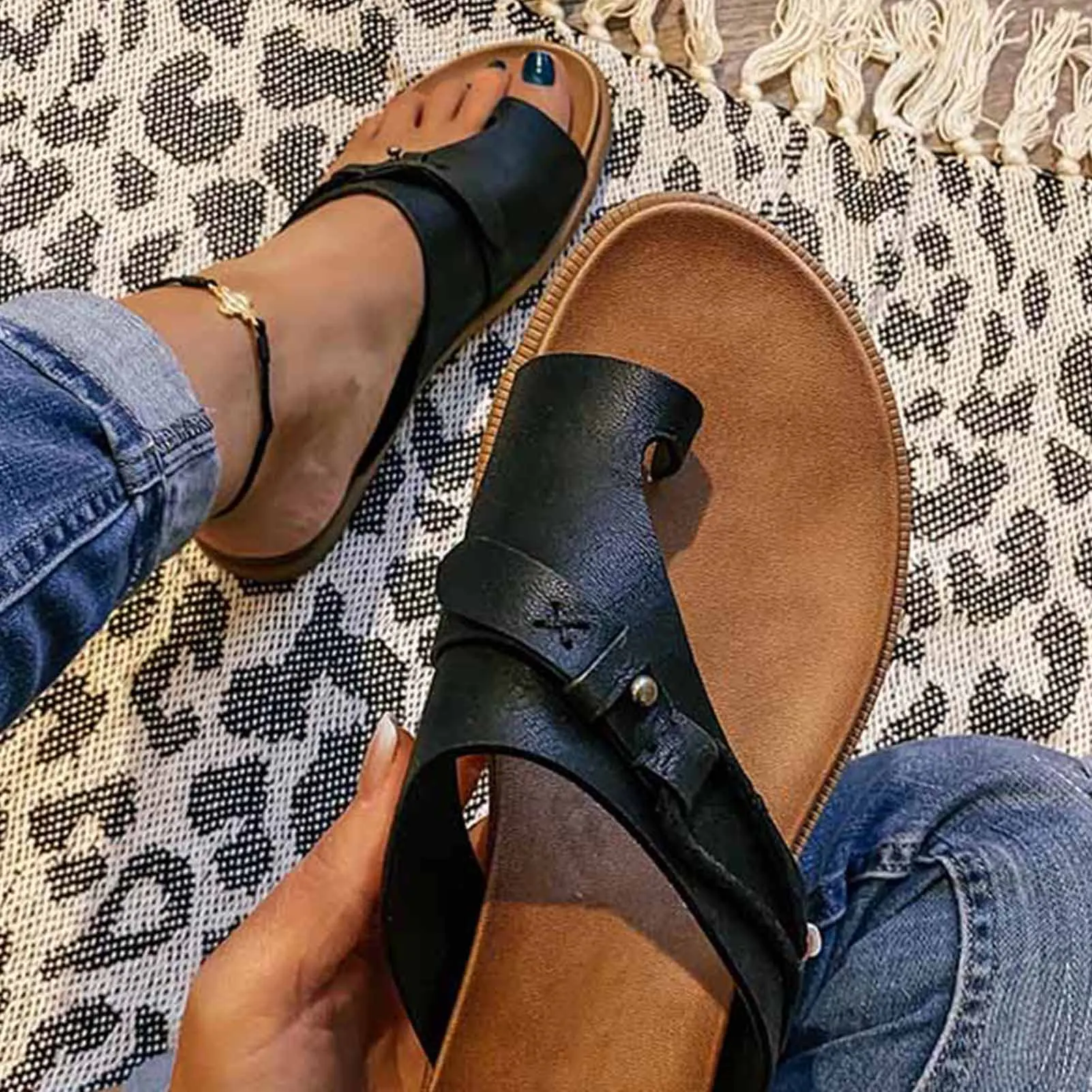 

Open-Toe Summer Sandals New 2021 Flat Bottom Fashion Women Slides Big Size Slip on Sandals Woman Outside Beach Flat Designer