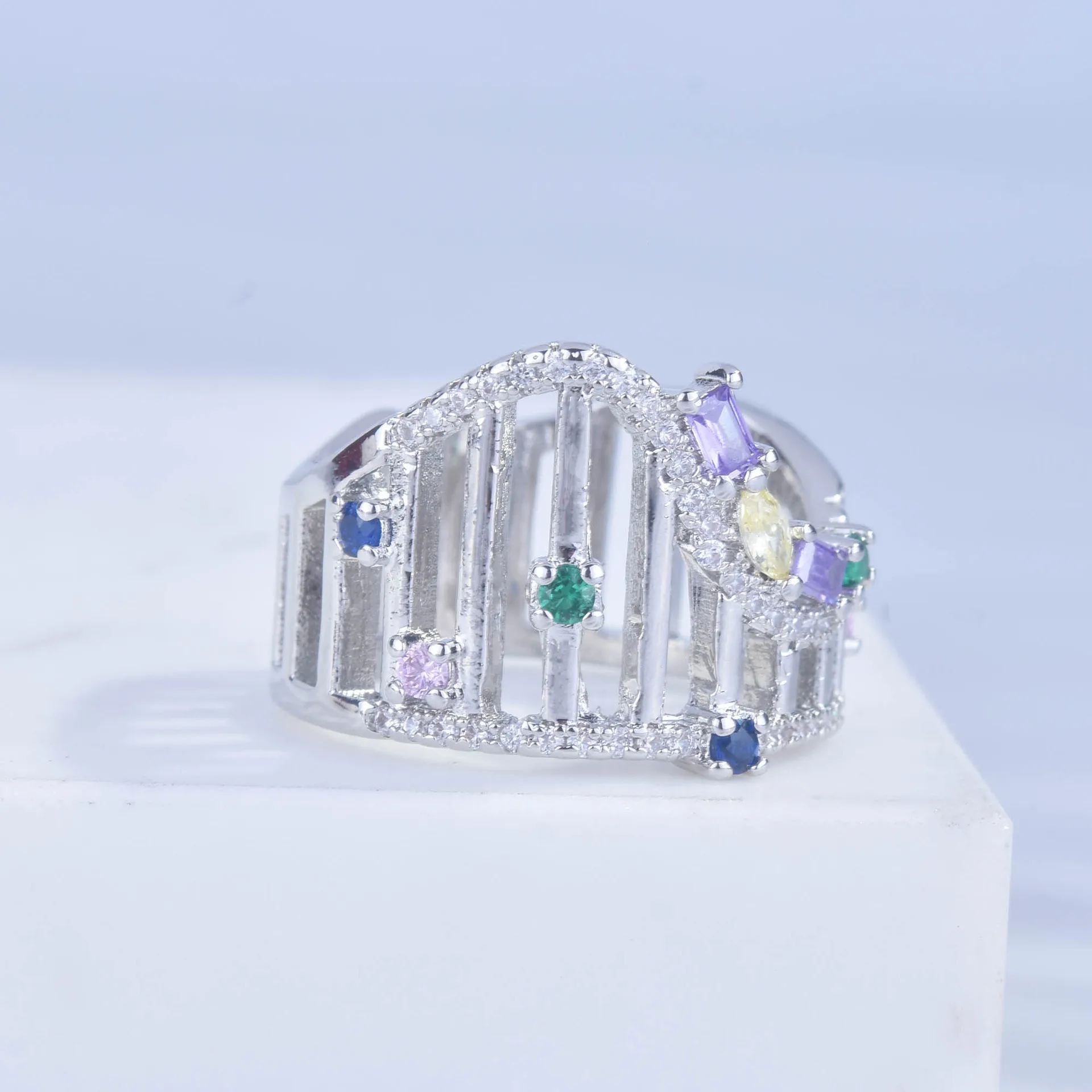 Женское кольцо с кристаллами открытое регулируемое для игровой площадки |