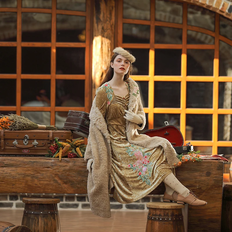 Женское бархатное платье AIGYPTOS элегантное приталенное с длинным рукавом