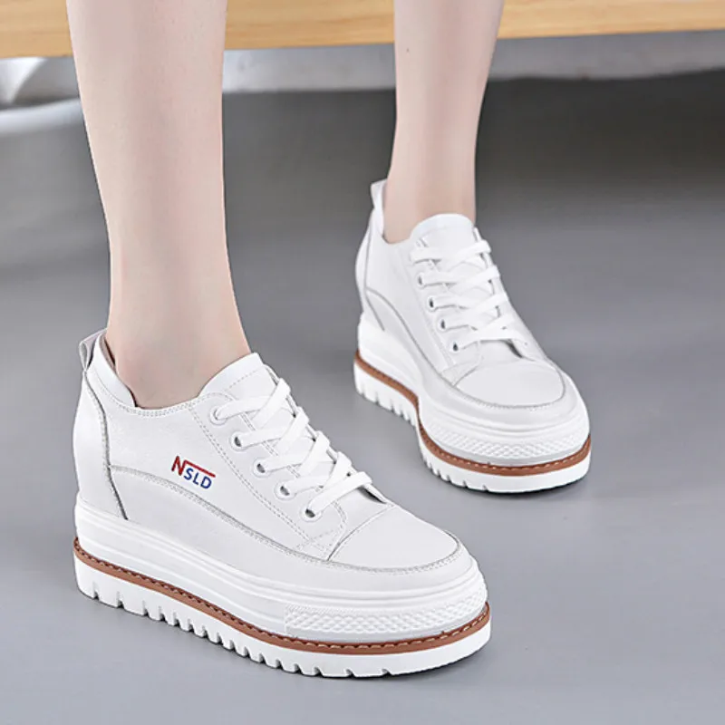 Женские кожаные кроссовки белые на высокой платформе шнуровке в лаконичном