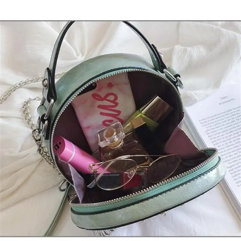 Модные сумки через плечо с заклепками женские круглые на брендовые