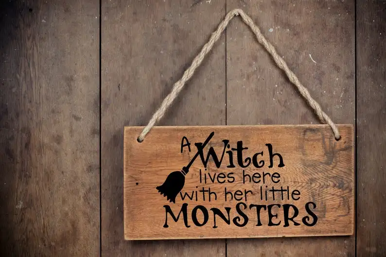 Виниловая наклейка на стену в мультяшном стиле ведьмы которая живёт здесь со