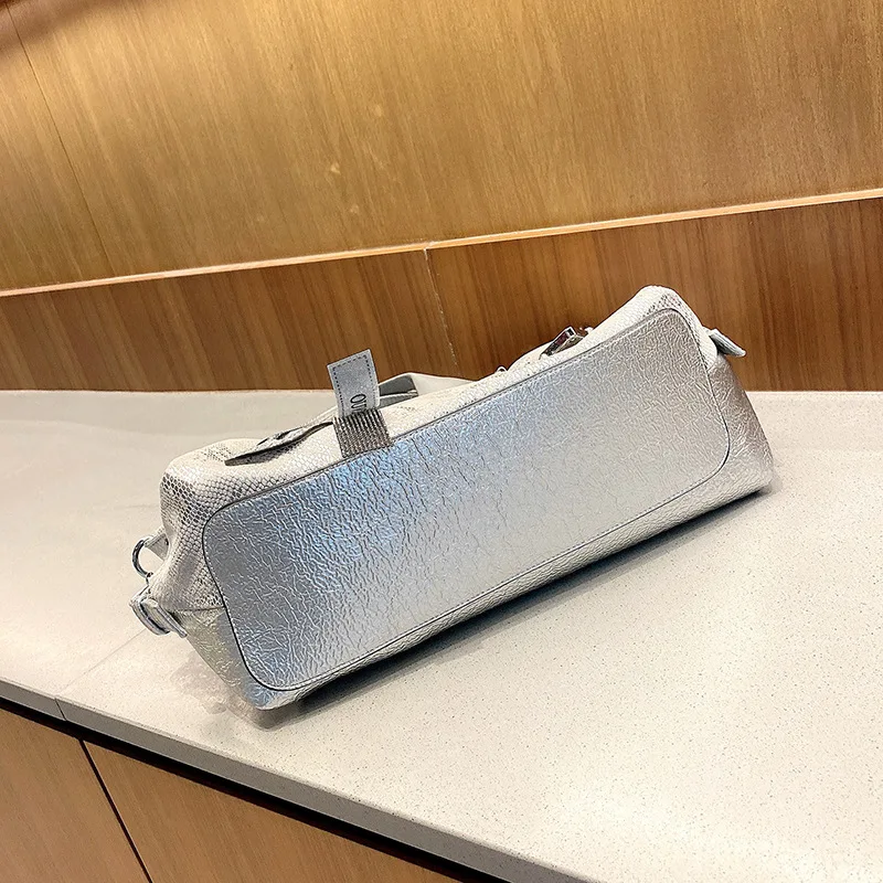 Женская кожаная сумка на плечо со стразами