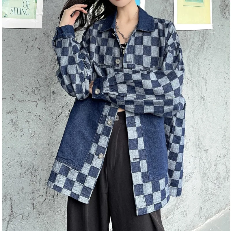 Женская джинсовая куртка в клетку с большими карманами | одежда