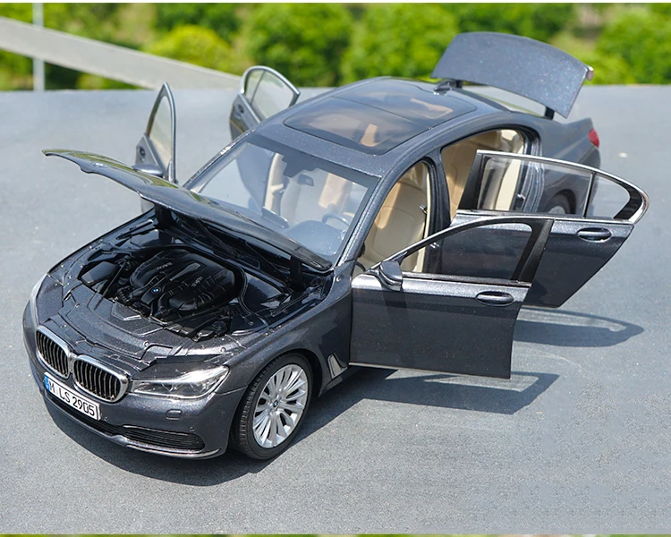 

New 1/18 Scale BMMW 750Li Diecast alloy Cars For Colllection Model gift Opened Doors