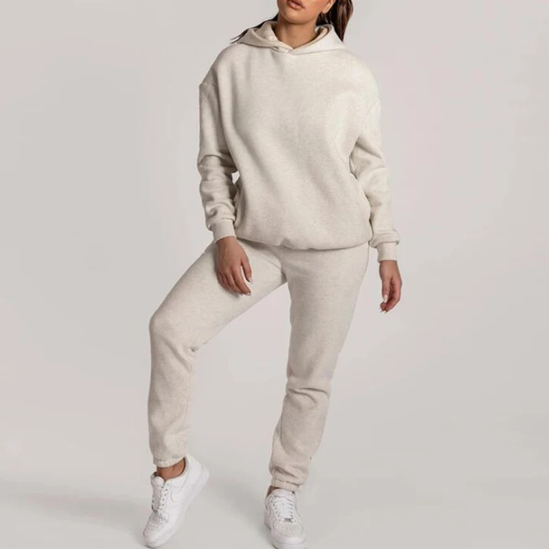 Костюм женский из двух предметов свитер с капюшоном и брюки-карандаш эластичным