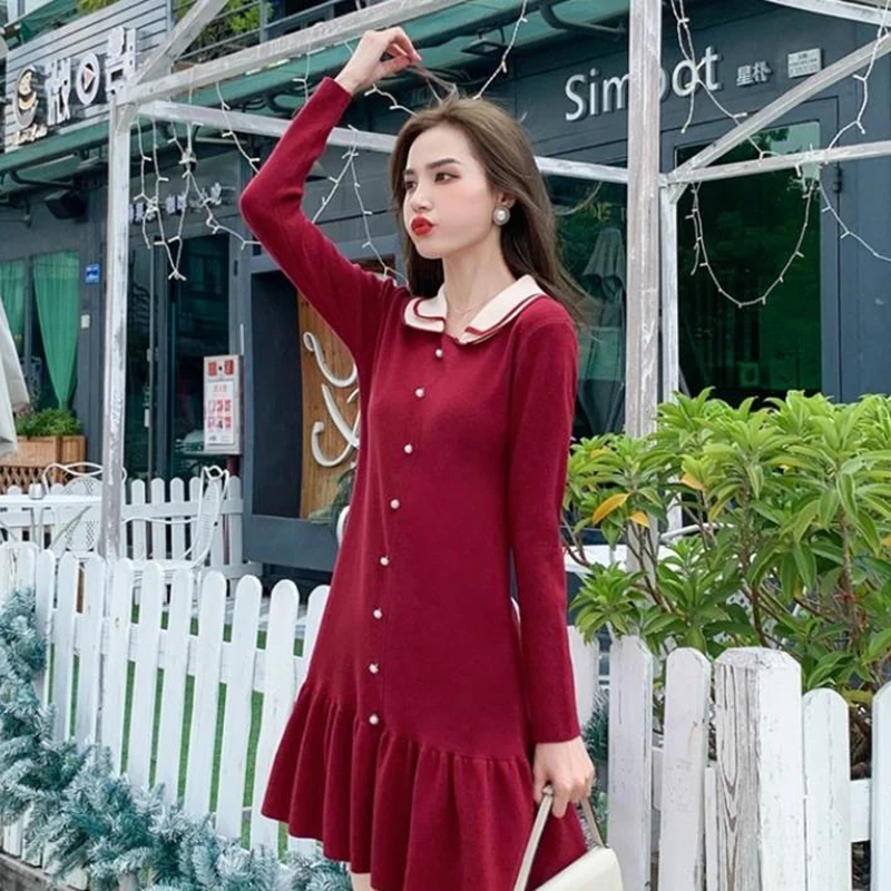 Женское трикотажное мини-платье с круглым вырезом длинным рукавом и воланом |