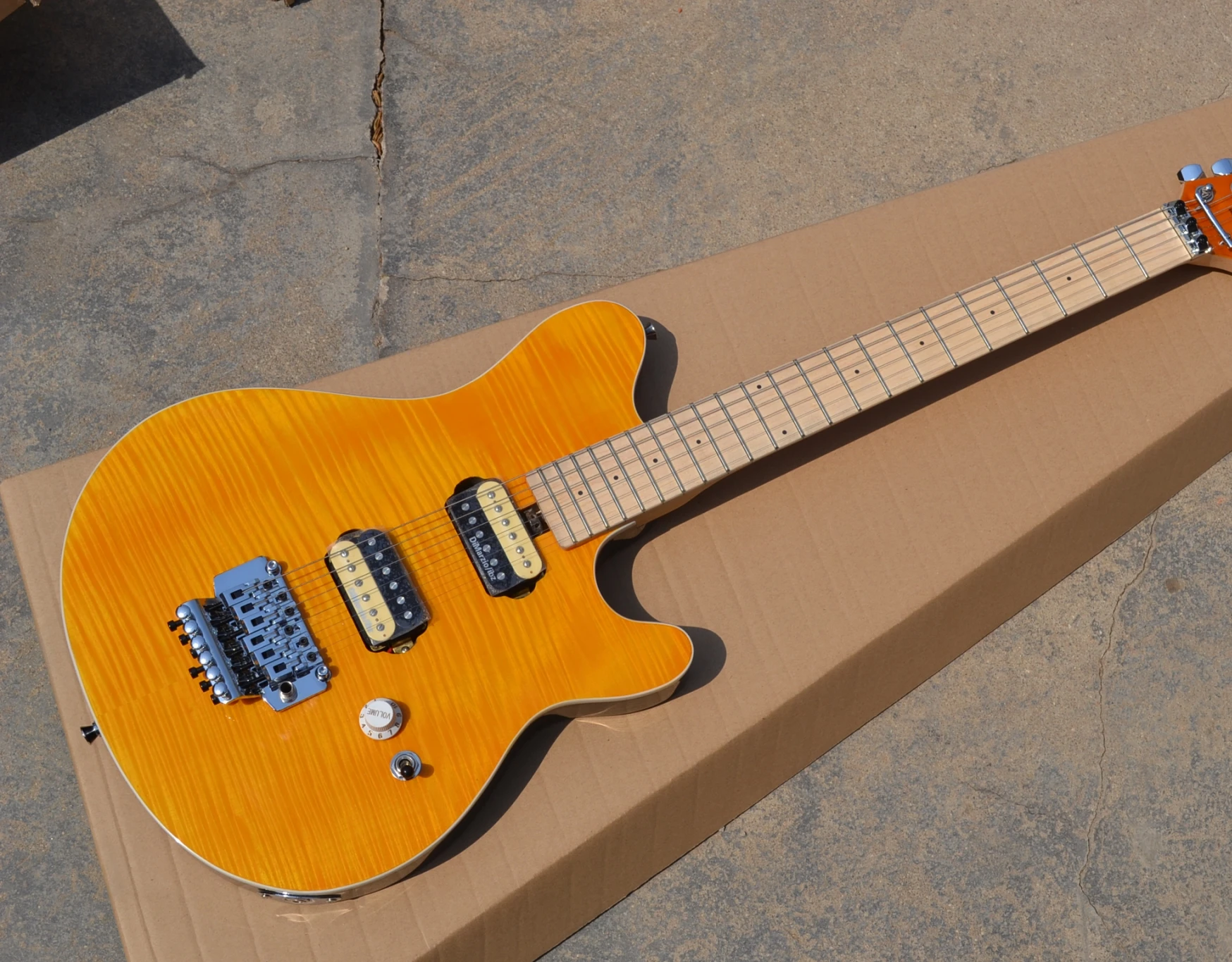 

Premium transparent yellow double rocker electric guitar, flame maple veneer, double rocker bridge, free shipping
