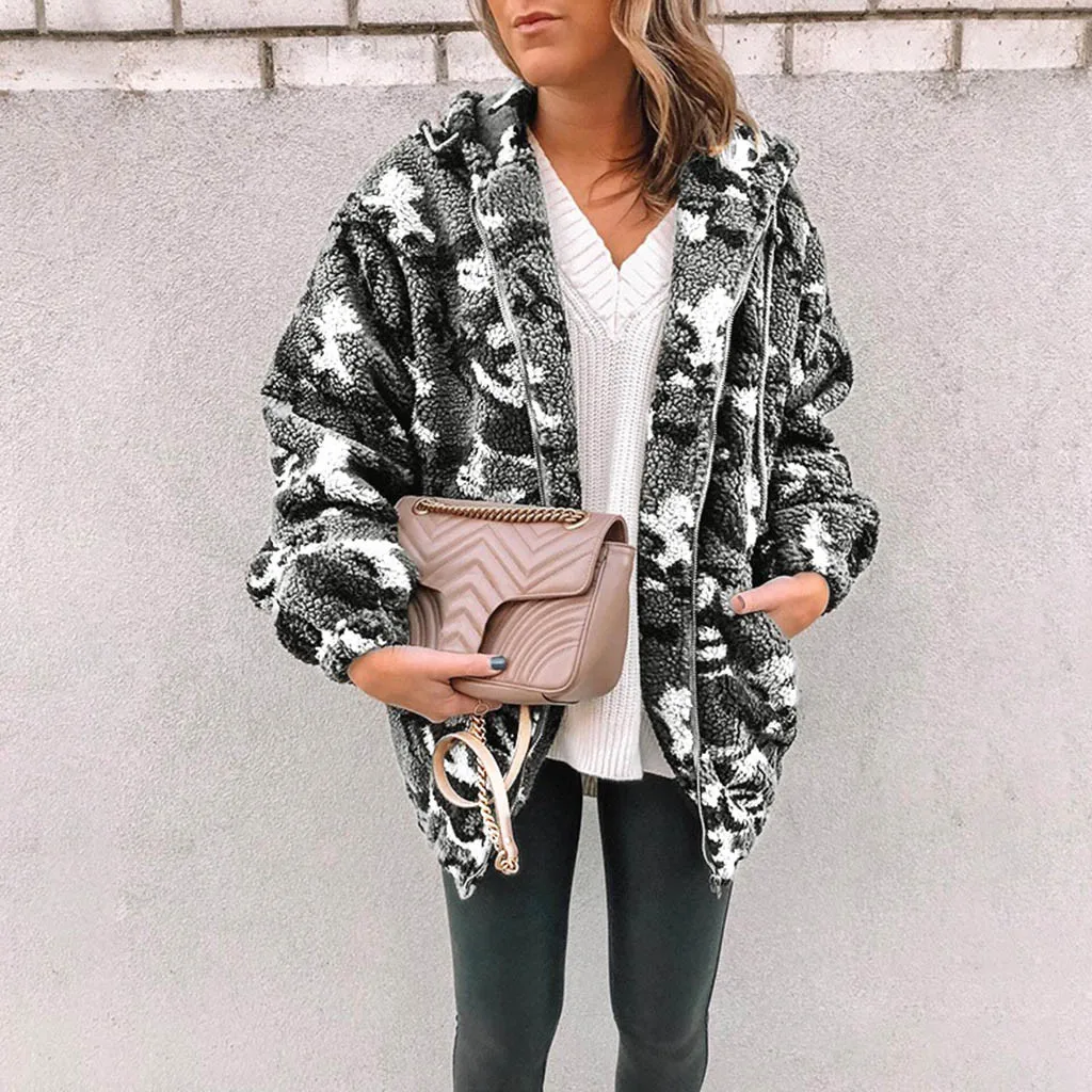 Женская зимняя теплая флисовая куртка камуфляжная с карманами на молнии