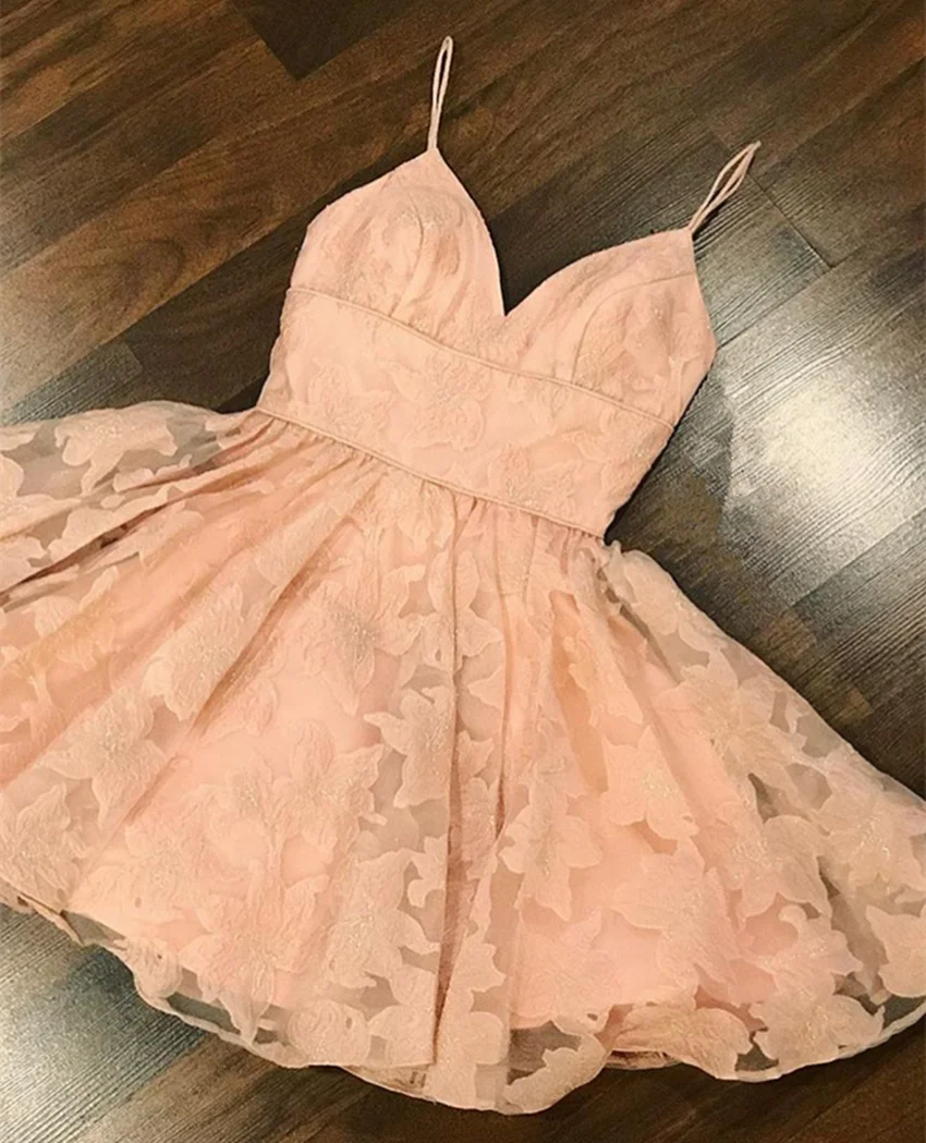 Вечернее платье цвета шампанского на тонких бретельках с V образным вырезом и