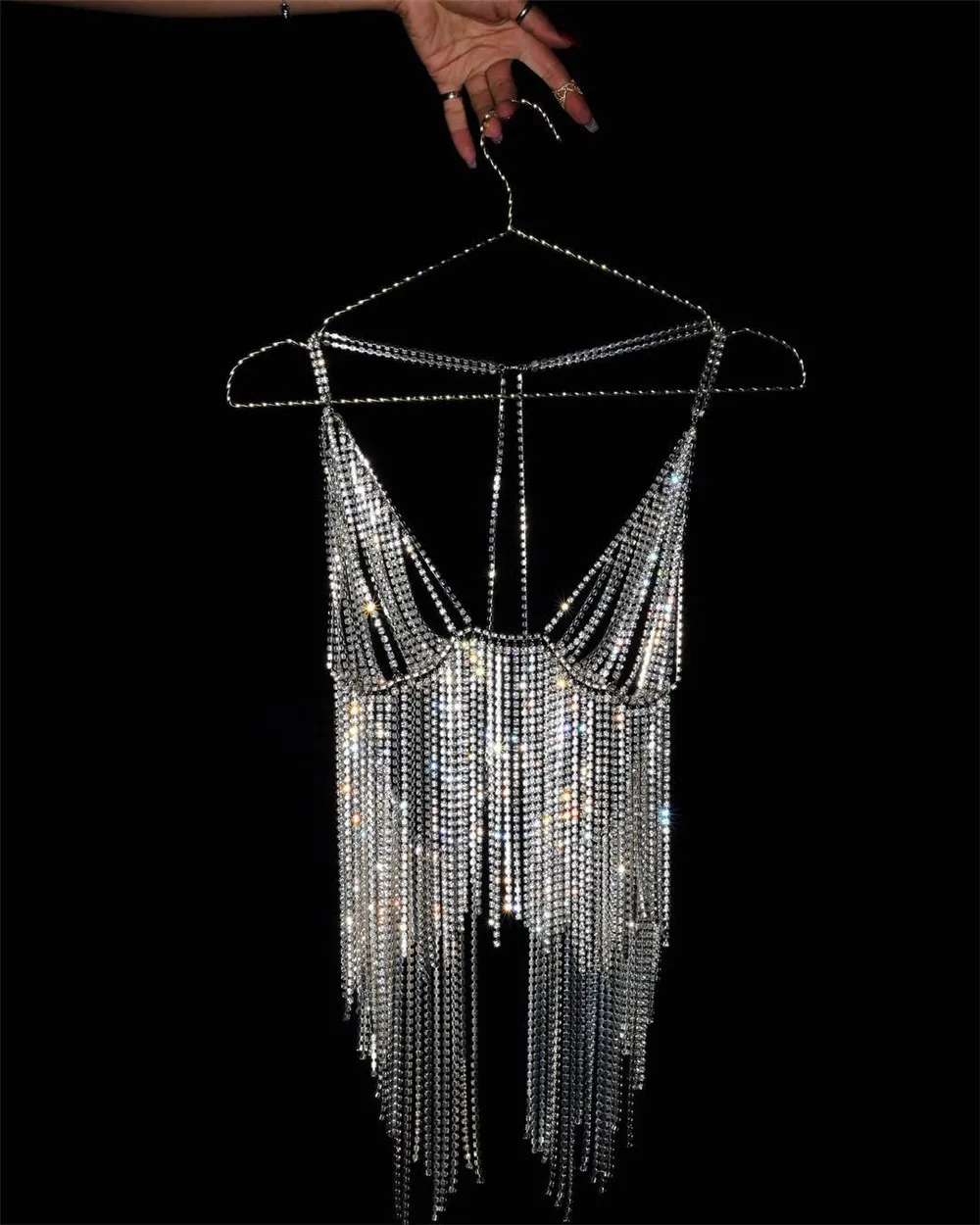 Женский укороченный топ с глубоким v-образным вырезом расшитый блестками и