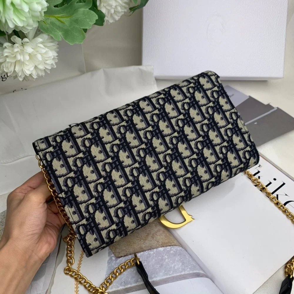 

Retro one-shoulder clutch, simple and generous design style essential for travel designer bag