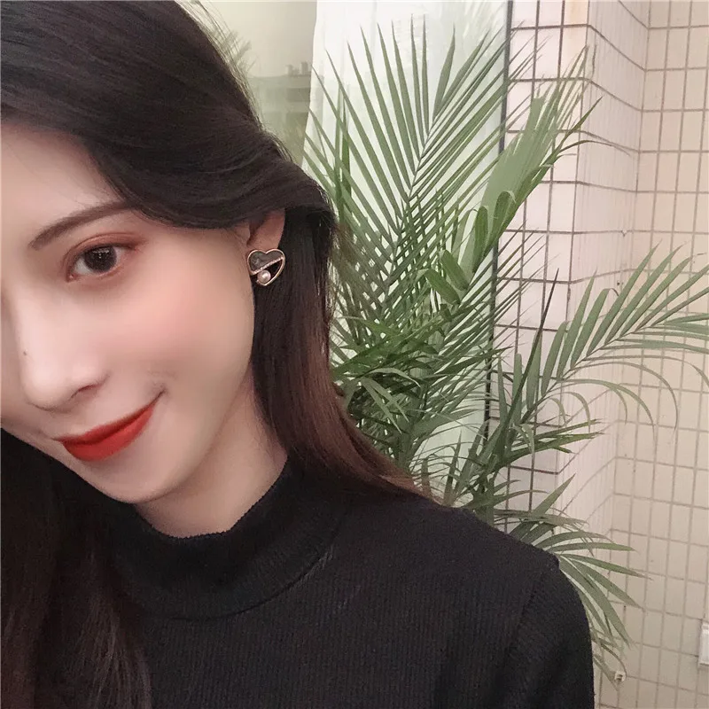 Милые геометрические серьги с перламутровыми жемчужинами женственность