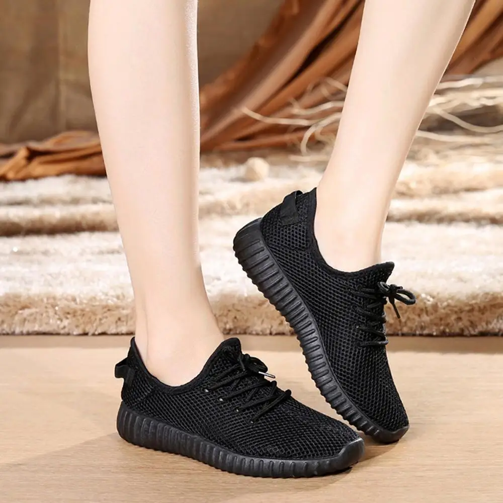 Женские повседневные спортивные кроссовки дышащие на плоской подошве с надписью