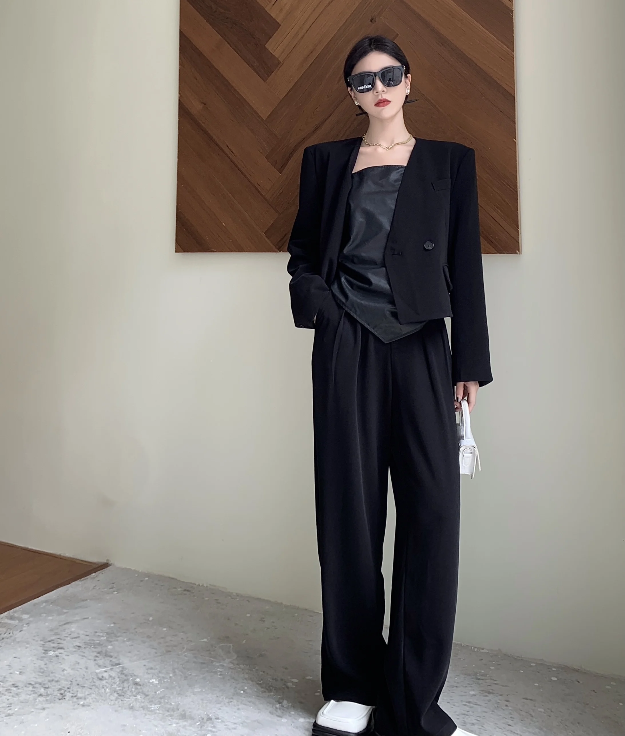

contracted suit jacket + irregular leather sling restoring ancient ways, languid is lazy, senior wide-legged pants suit