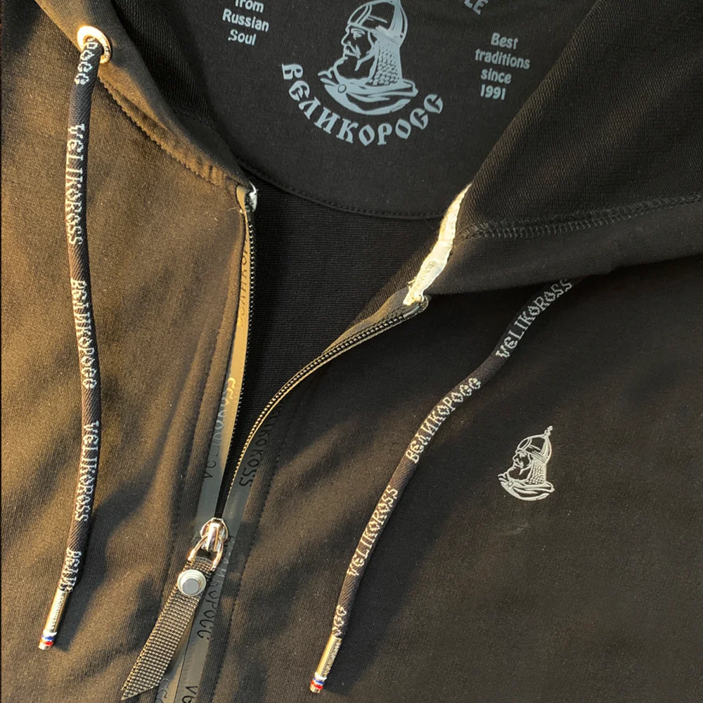 Спортивный костюм Великоросс черного цвета жаккардовые лампасы и брендовые