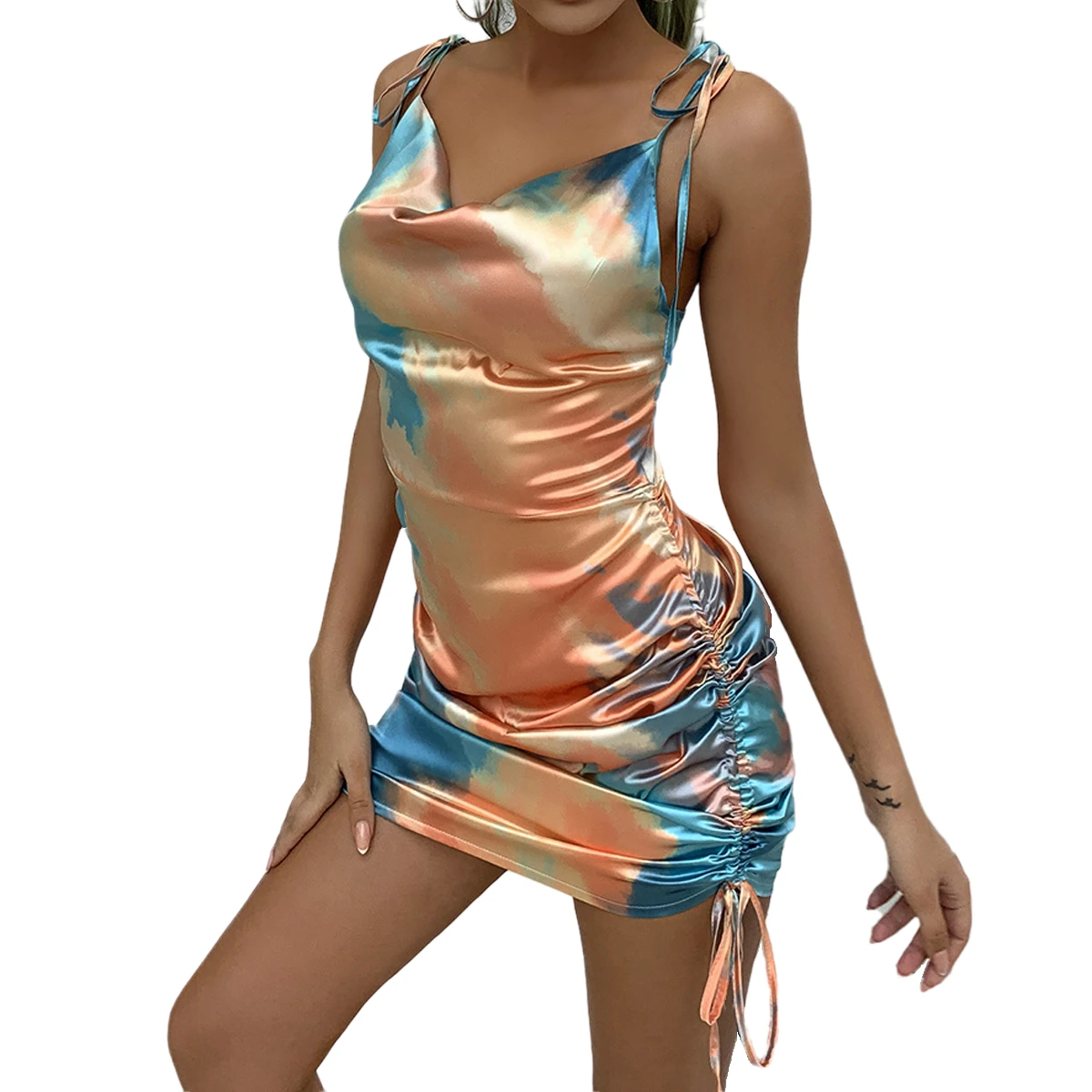 Женское короткое пляжное платье без рукавов атласное мини с рюшами