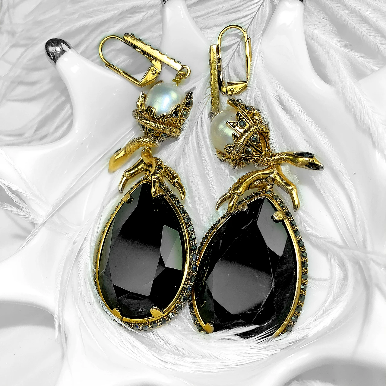 

Fashion Set Black Stone and White Pearl Vintage Earrings