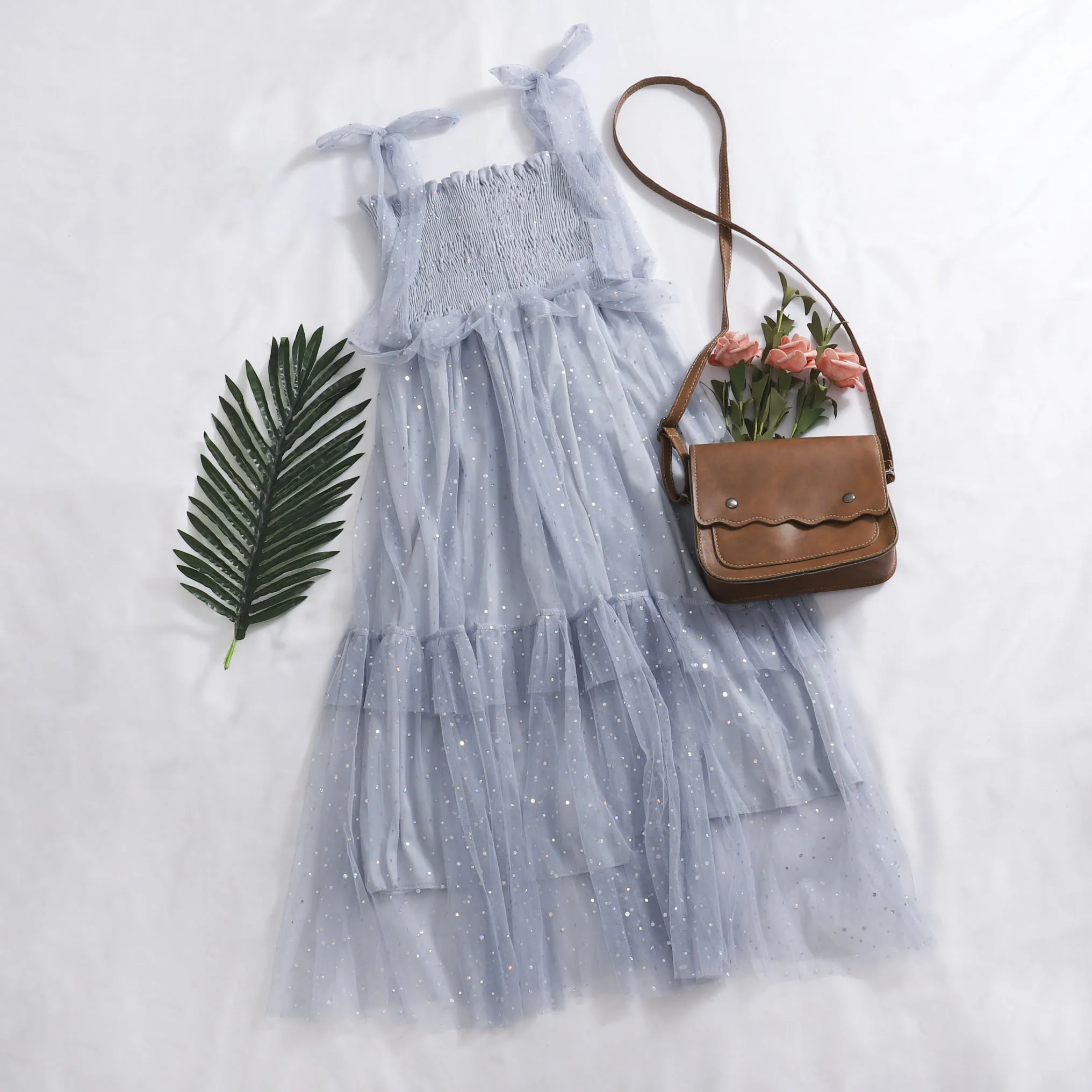 Женское летнее платье на тонких бретельках с блестками сетчатое марлевое