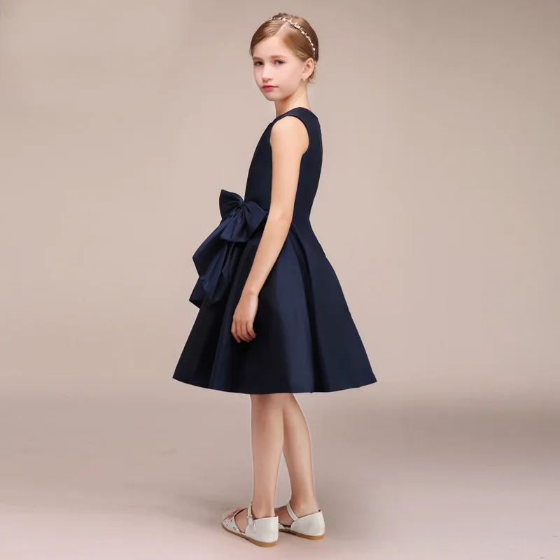 Короткое атласное платье принцессы без рукавов трапециевидного силуэта для