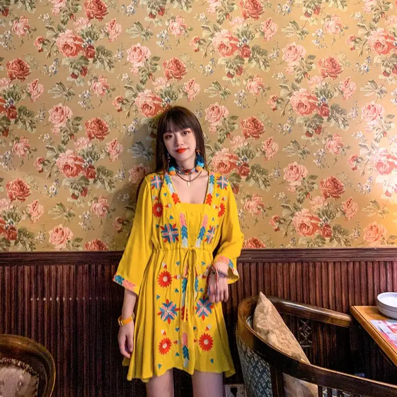 

Video scene shooting Bohemia national wind heavy embroidery flower tied with restoring ancient ways with loose dress