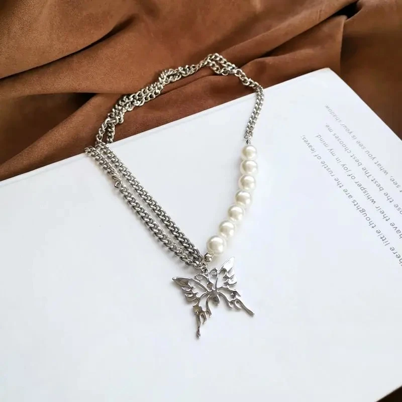 

OE Metal Butterfly Necklace Retro Pearl Necklace Personality Stitching Multilayer Clavicle Chain Women Adjustable Jewelry
