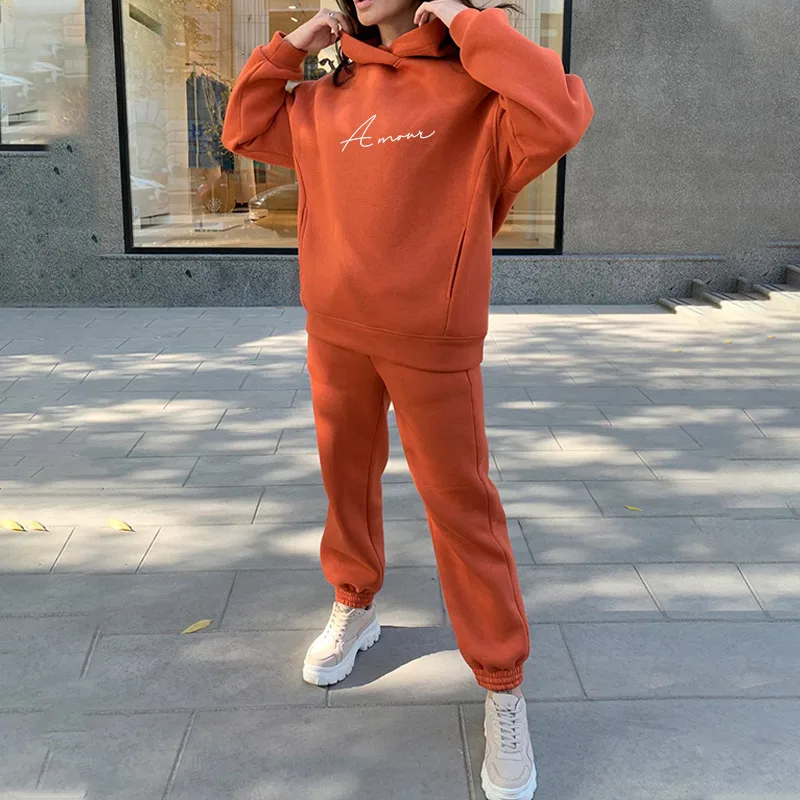 Костюм спортивный женский из двух предметов на флисе с надписью и капюшоном |