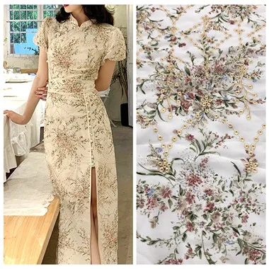 Шифоновая ткань с белым цветочным принтом и золотой вышивкой улучшенный чонсам