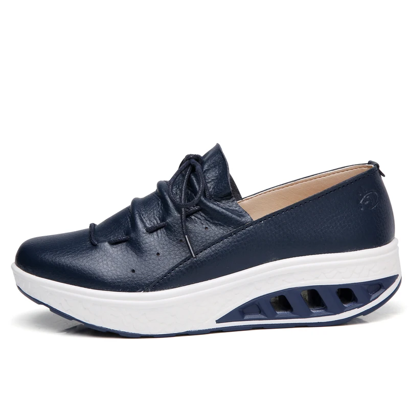 Женские кроссовки на платформе синие или белые кожаные танкетке для медсестер