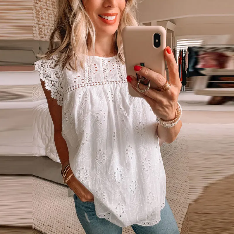 Белая кружевная однотонная женская блузка без рукавов с оборками ажурные