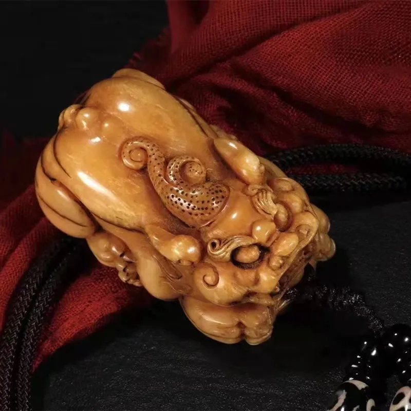 

Fine old antiques full of carvings three-dimensional auspicious body protection lucky to avoid evil spirits and beasts Pixiu pen
