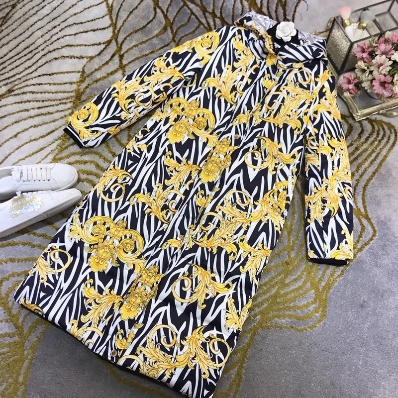 

Женский пуховик с высоким воротником, длинным рукавом и винтажным принтом