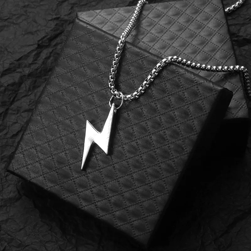 

2021 new lightning necklace design sense ins Harajuku style pendant boys titanium steel lightning design fashion necklace